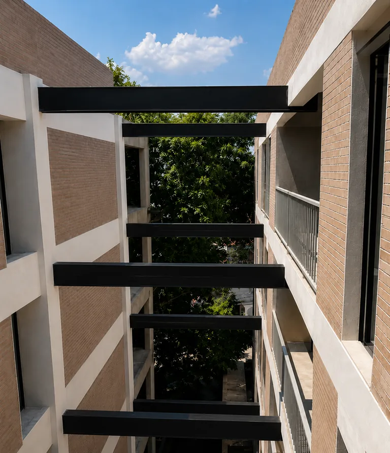 Circulación entre cuerpos del edificio con vegetación y separación entre unidades